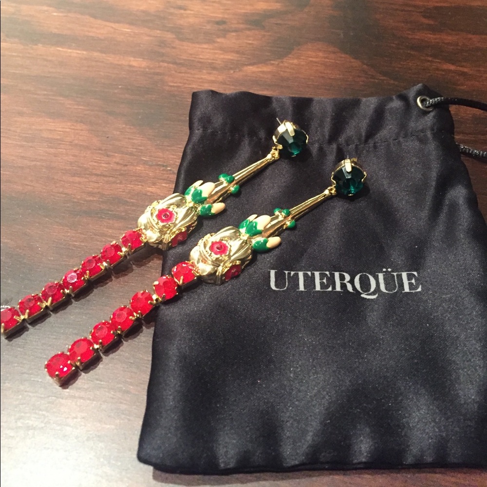 Long bejeweled Uterqüe earrings.